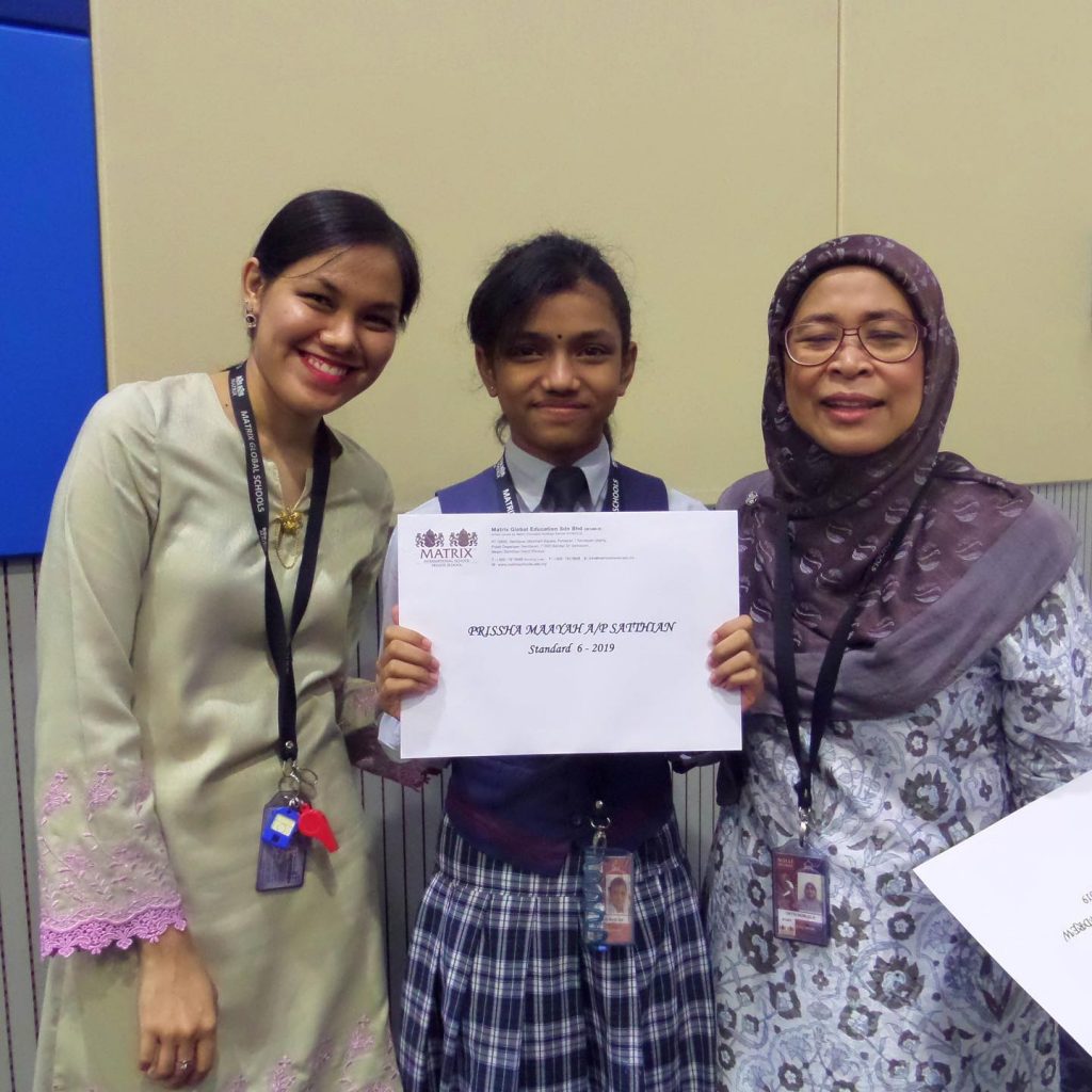 students holding the certificate taking photo with teachers